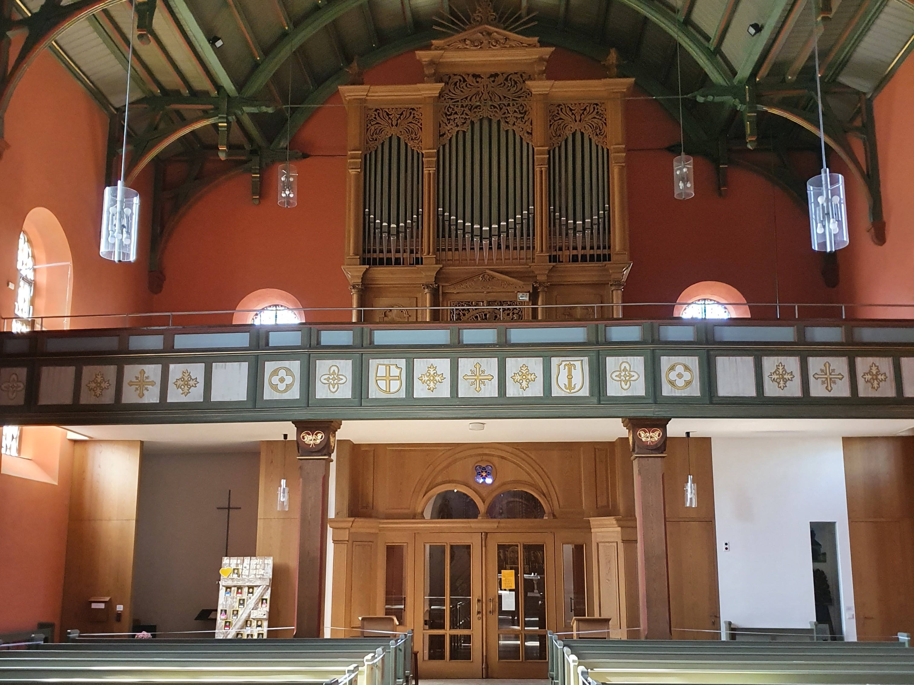 Orgel-und-Innenraum-Kirche%20Weyhers